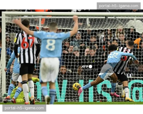 特写：埃德森扑出关键点球后，曼城球员集体冲向他庆祝