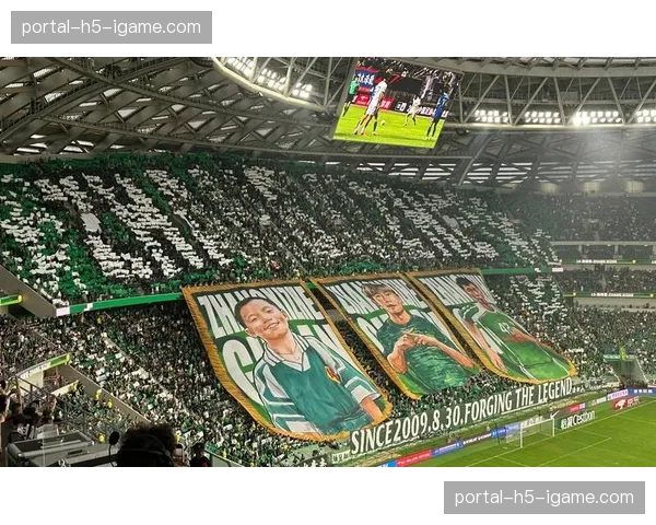 特写:38岁的莫德里奇替补登场,用精准长传导演逆转,伯纳乌齐呼其名。 特写:38岁的莫德里奇替补登场,用精准长传导演逆转,伯纳乌齐呼其名。