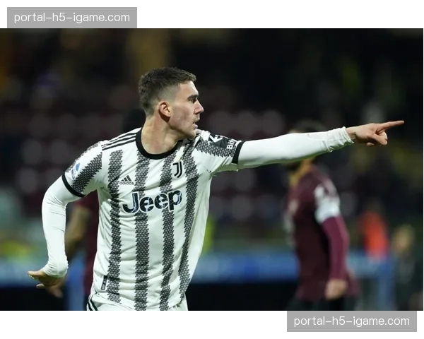 特写瞬间：弗拉霍维奇任意球击中横梁后遗憾抱头